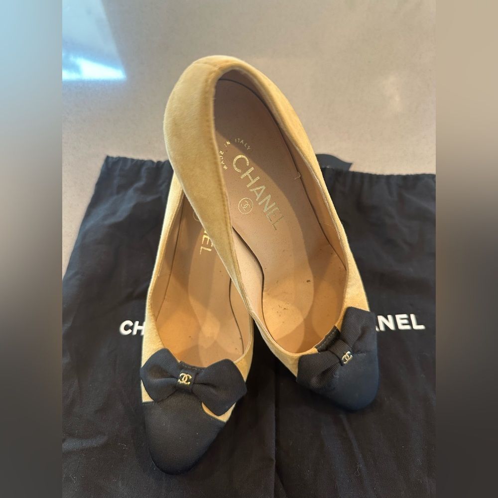 CHANEL Interlocking CC Logo Pumps Women's Size 38.5 - Picture 1 of 8